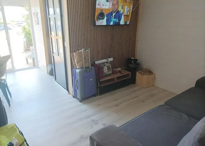 Rdc Avec Cour A 60 M Du Grazel 아파트